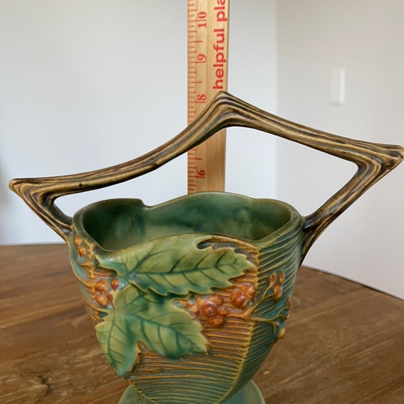 ROSEVILLE BUSHBERRY BASKET , VINTAGE POTTERY , Excellent Condition $79 - Picture 9 of 15